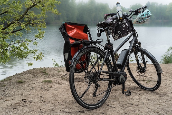 Е-бицикл поред језера